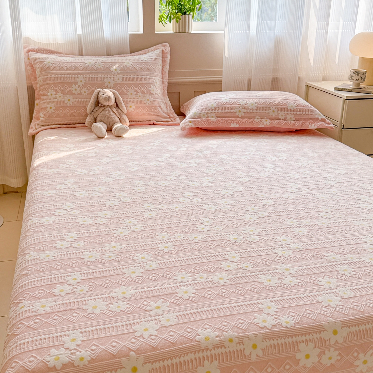 91家纺网 家纺一手货源 找家纺 （总）娜娜 2025新款雕花牛奶绒烂花小翠菊单床笠系列