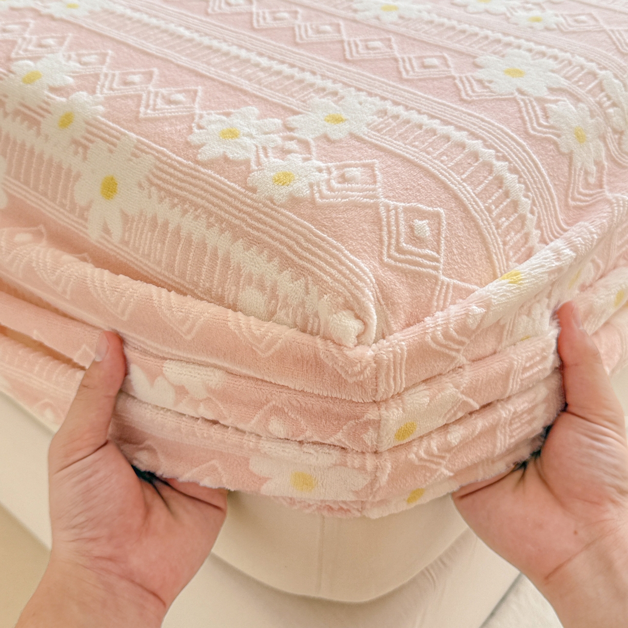 91家纺网 家纺一手货源 找家纺 娜娜 2025新款雕花牛奶绒烂花小翠菊单床笠系列 繁花-淡雅粉