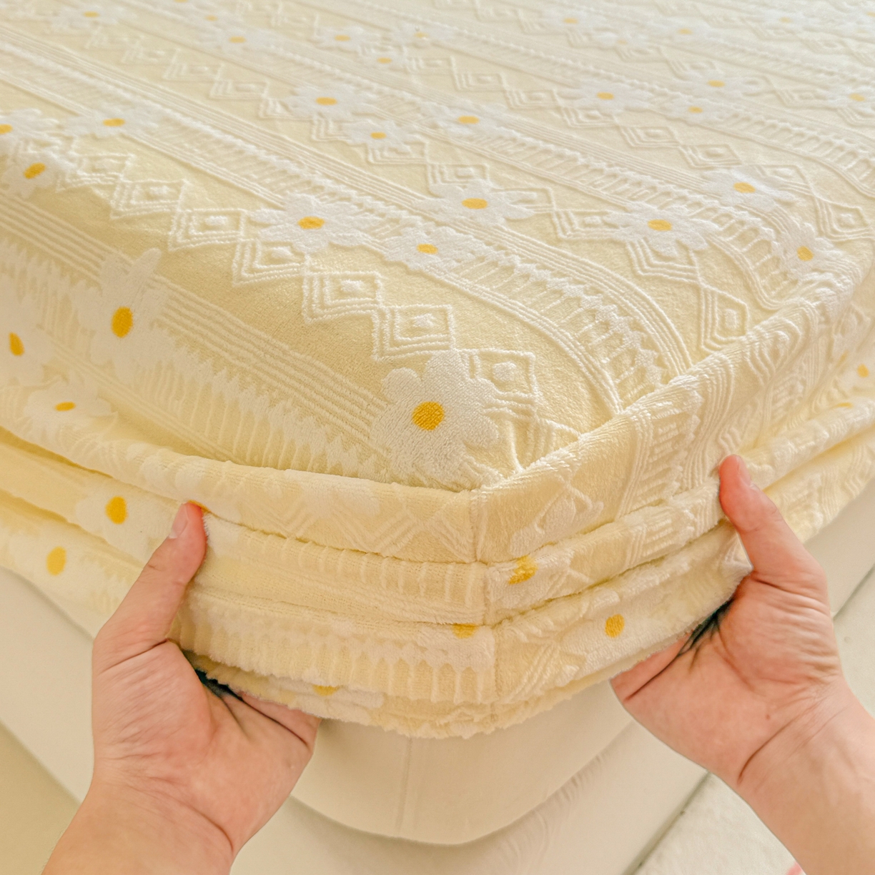 91家纺网 家纺一手货源 找家纺 娜娜 2025新款雕花牛奶绒烂花小翠菊单床笠系列 繁花-淡雅黄