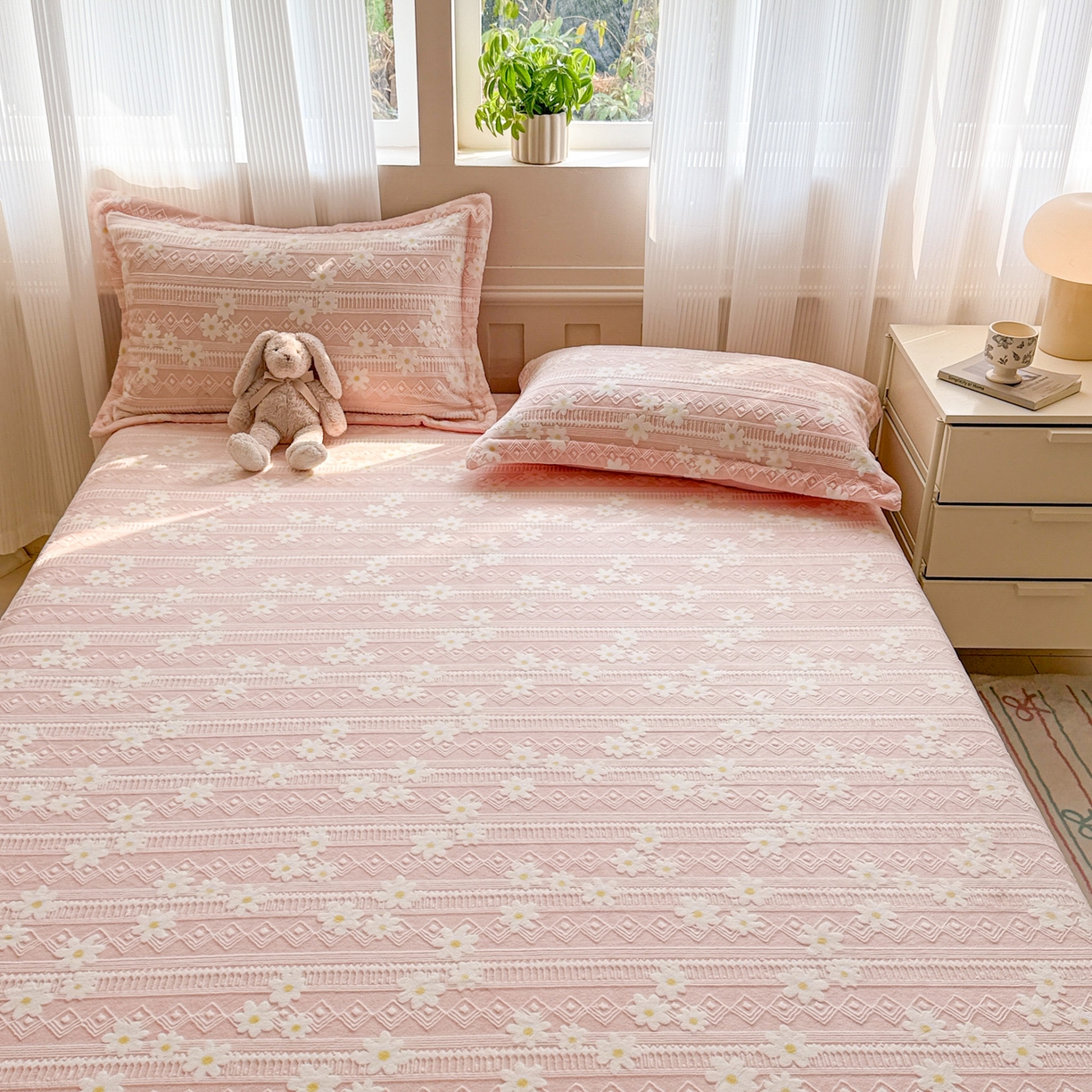 91家纺网 家纺一手货源 找家纺 （总）娜娜 2025新款雕花牛奶绒烂花小翠菊单床笠系列