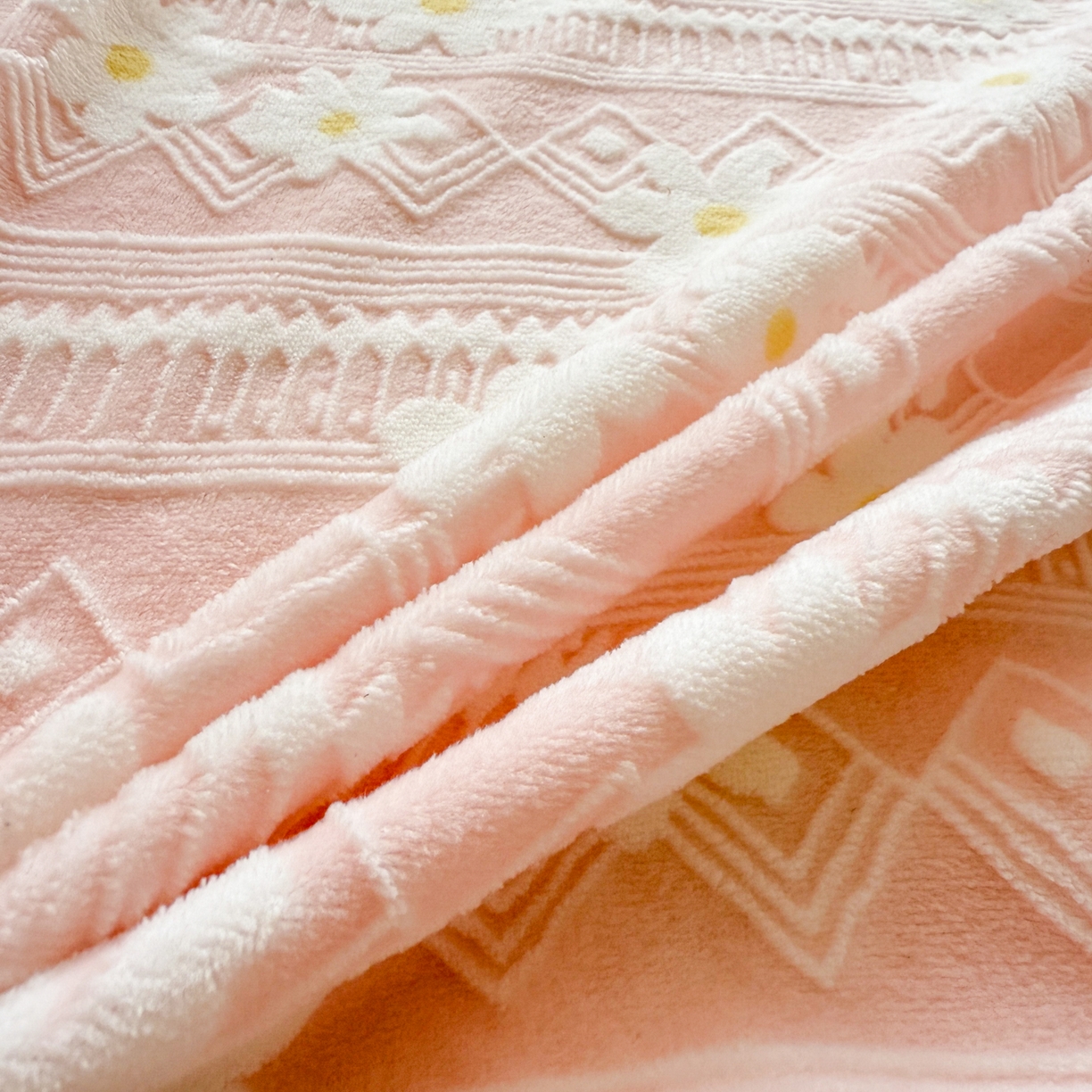 91家纺网 家纺一手货源 找家纺 娜娜 2025新款雕花牛奶绒烂花小翠菊单床笠系列 繁花-淡雅粉