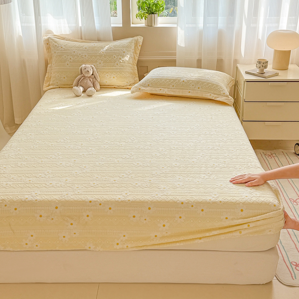 91家纺网 家纺一手货源 找家纺 娜娜 2025新款雕花牛奶绒烂花小翠菊单床笠系列 繁花-淡雅黄