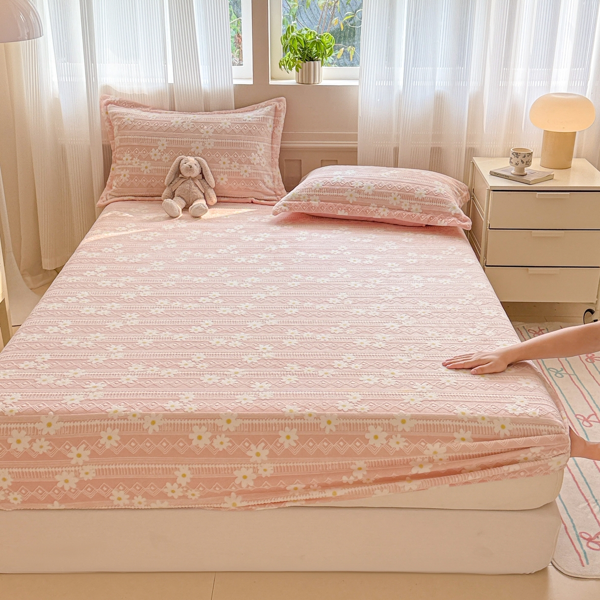 91家纺网 家纺一手货源 找家纺 娜娜 2025新款雕花牛奶绒烂花小翠菊单床笠系列 繁花-淡雅粉