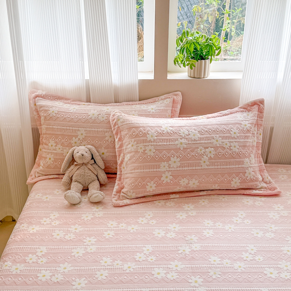 91家纺网 家纺一手货源 找家纺 娜娜 2025新款雕花牛奶绒烂花小翠菊单床笠系列 繁花-淡雅粉