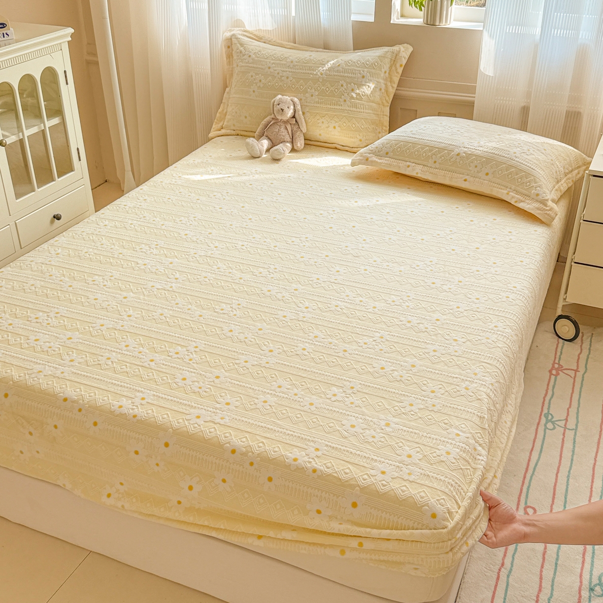 91家纺网 家纺一手货源 找家纺 娜娜 2025新款雕花牛奶绒烂花小翠菊单床笠系列 繁花-淡雅黄