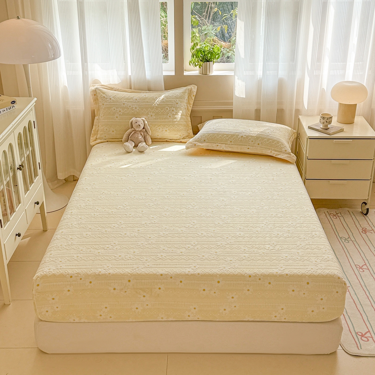 91家纺网 家纺一手货源 找家纺 娜娜 2025新款雕花牛奶绒烂花小翠菊单床笠系列 繁花-淡雅黄