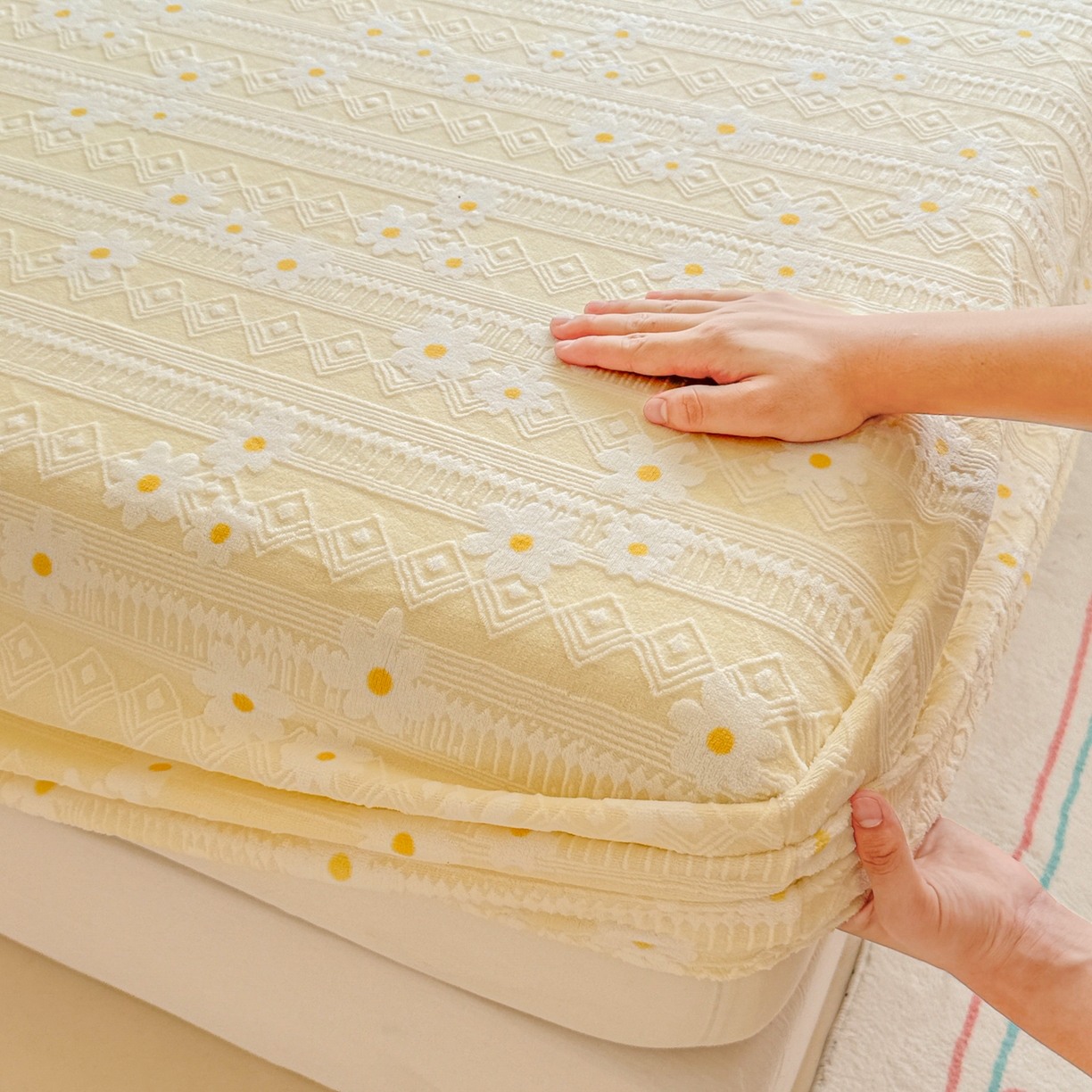 91家纺网 家纺一手货源 找家纺 娜娜 2025新款雕花牛奶绒烂花小翠菊单床笠系列 繁花-淡雅黄