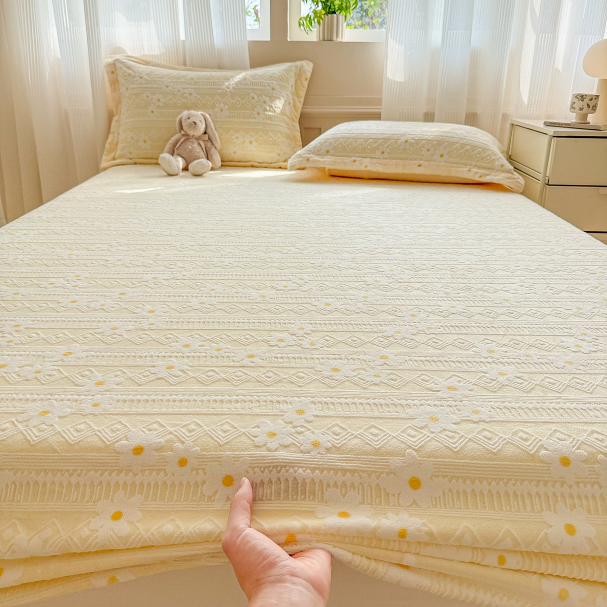 91家纺网 家纺一手货源 找家纺 娜娜 2025新款雕花牛奶绒烂花小翠菊单床笠系列 繁花-淡雅黄