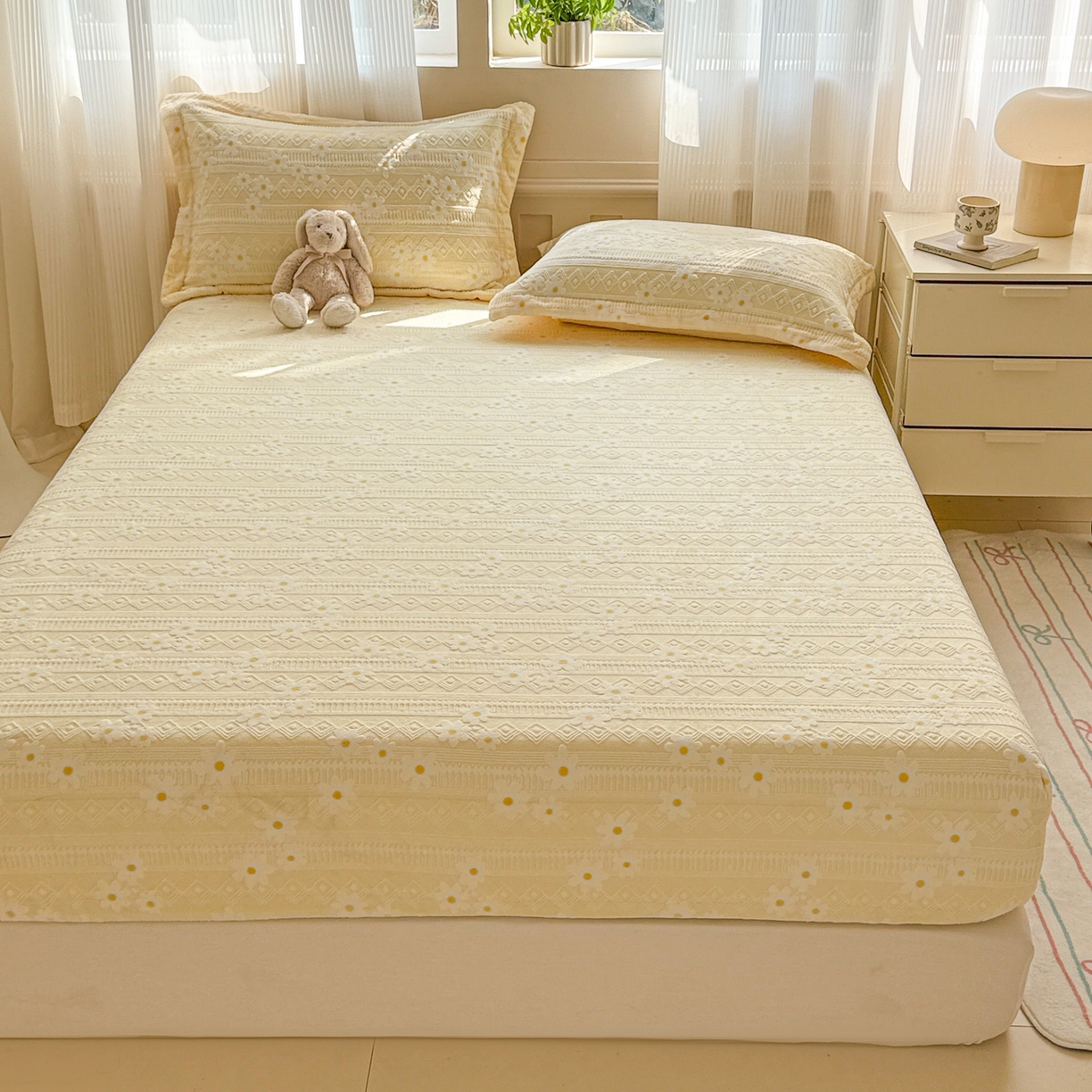 91家纺网 家纺一手货源 找家纺 娜娜 2025新款雕花牛奶绒烂花小翠菊单床笠系列 繁花-淡雅黄