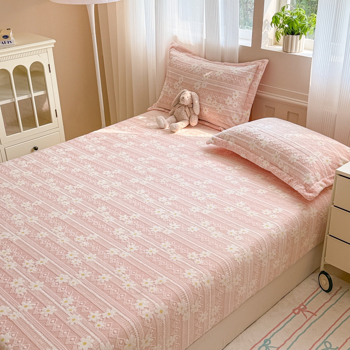 91家纺网 家纺一手货源 找家纺 娜娜 2025新款雕花牛奶绒烂花小翠菊单床笠系列 繁花-淡雅粉