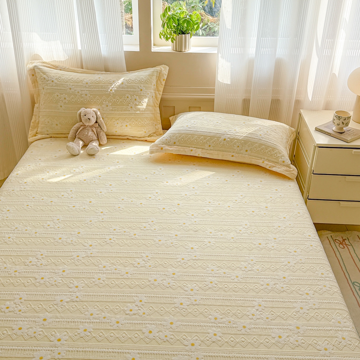 91家纺网 家纺一手货源 找家纺 娜娜 2025新款雕花牛奶绒烂花小翠菊单床笠系列 繁花-淡雅黄