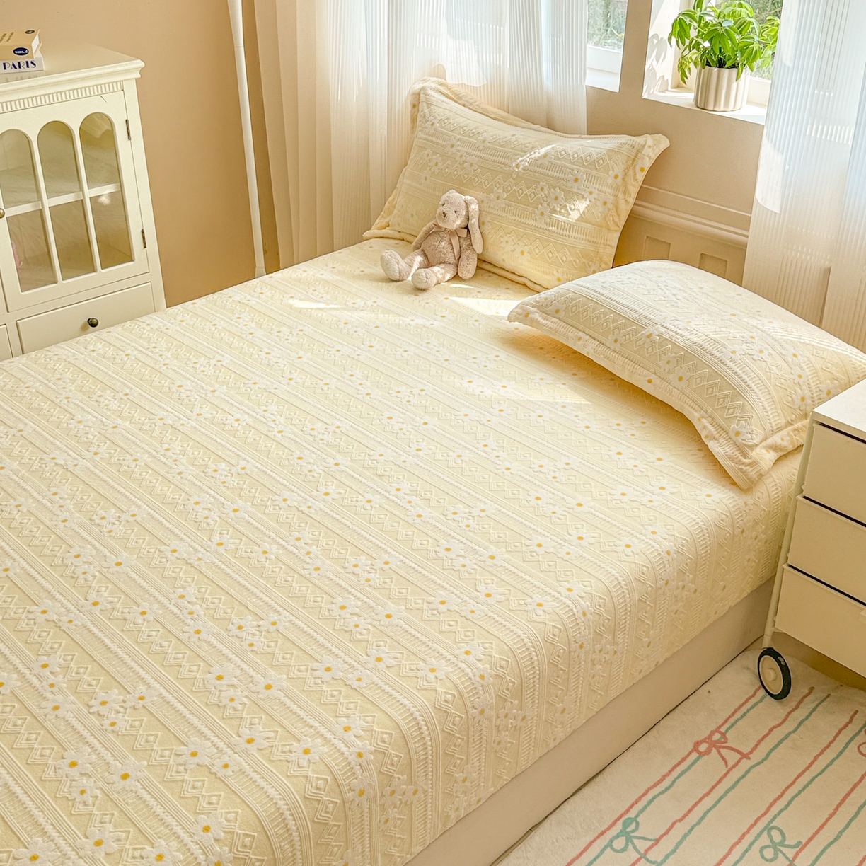 91家纺网 家纺一手货源 找家纺 娜娜 2025新款雕花牛奶绒烂花小翠菊单床笠系列 繁花-淡雅黄