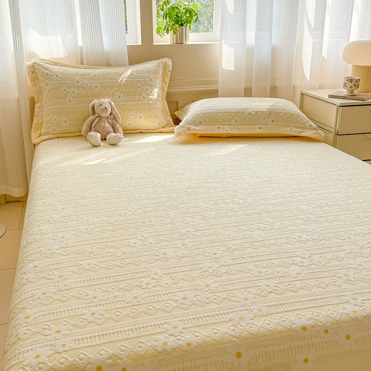 91家纺网 家纺一手货源 找家纺 娜娜 2025新款雕花牛奶绒烂花小翠菊单床笠系列 繁花-淡雅黄