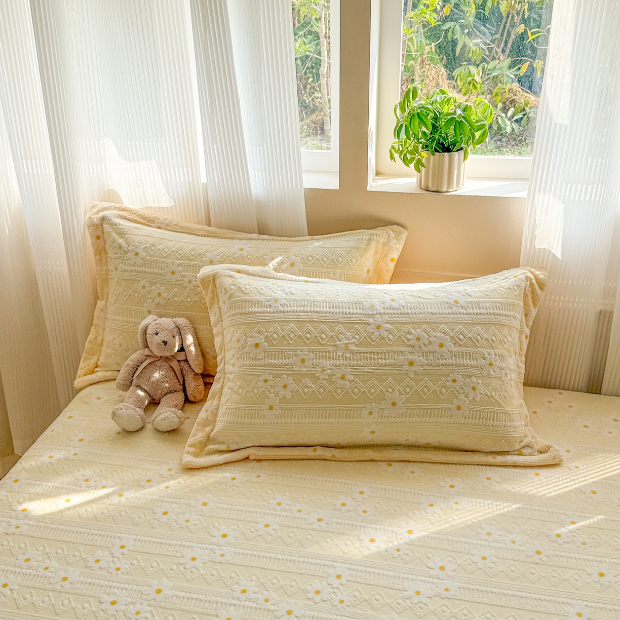 91家纺网 家纺一手货源 找家纺 娜娜 2025新款雕花牛奶绒烂花小翠菊单床笠系列 繁花-淡雅黄