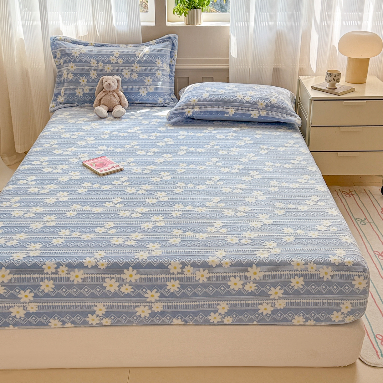 91家纺网 家纺一手货源 找家纺 娜娜 2025新款雕花牛奶绒烂花小翠菊单床笠系列 繁花-淡雅蓝