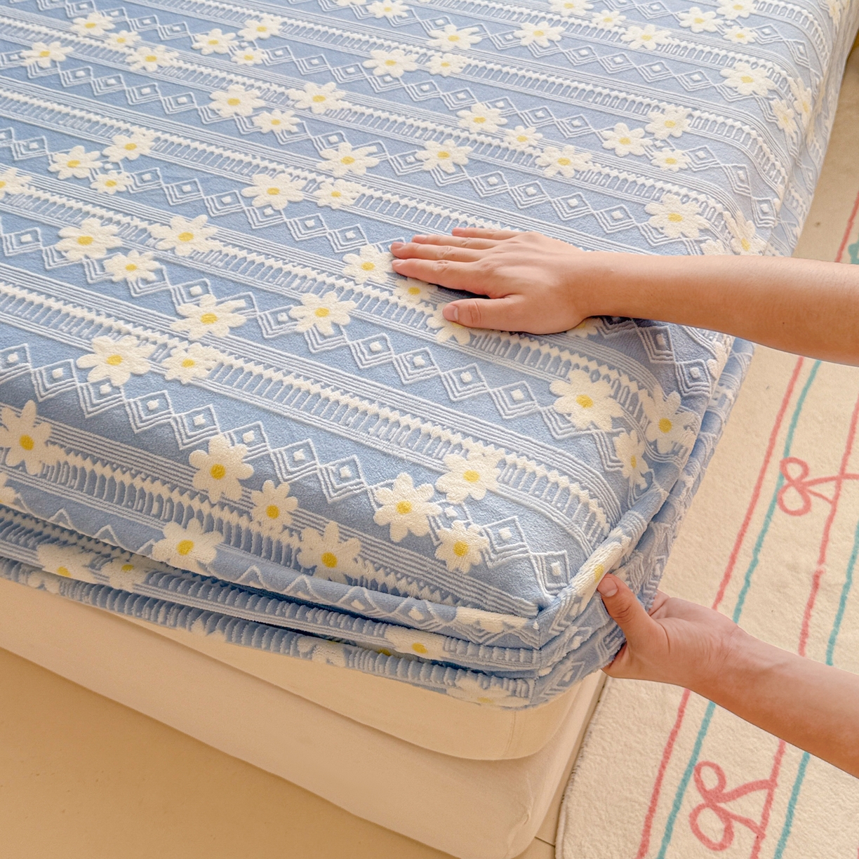 91家纺网 家纺一手货源 找家纺 娜娜 2025新款雕花牛奶绒烂花小翠菊单床笠系列 繁花-淡雅蓝