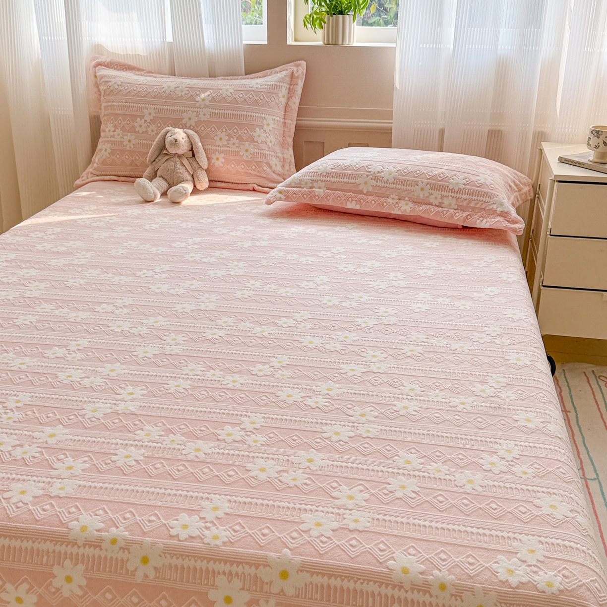 91家纺网 家纺一手货源 找家纺 （总）娜娜 2025新款雕花牛奶绒烂花小翠菊单床笠系列