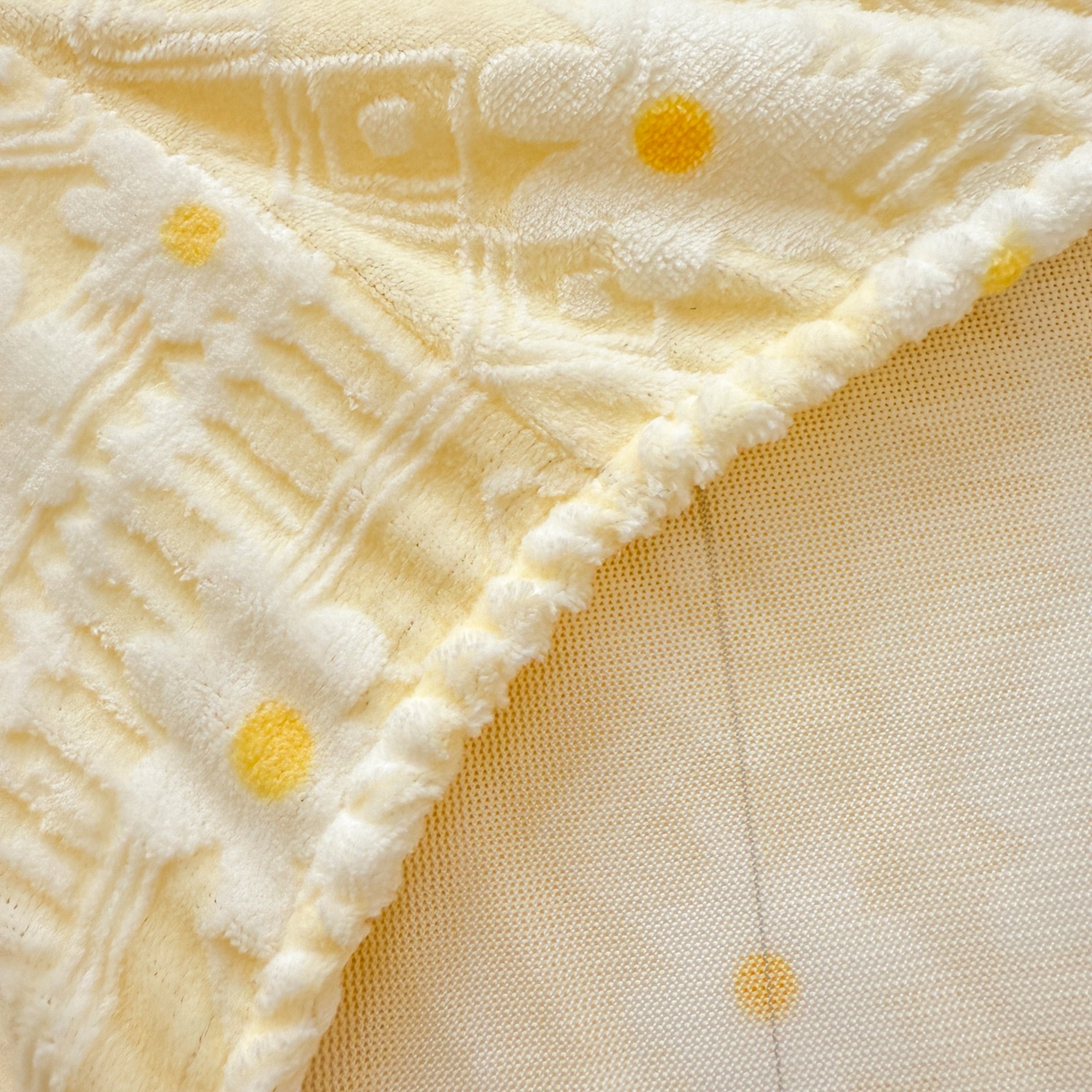 91家纺网 家纺一手货源 找家纺 娜娜 2025新款雕花牛奶绒烂花小翠菊单床笠系列 繁花-淡雅黄