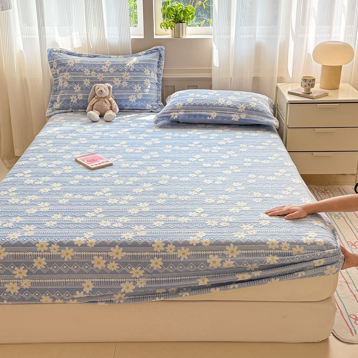 91家纺网 家纺一手货源 找家纺 娜娜 2025新款雕花牛奶绒烂花小翠菊单床笠系列 繁花-淡雅蓝