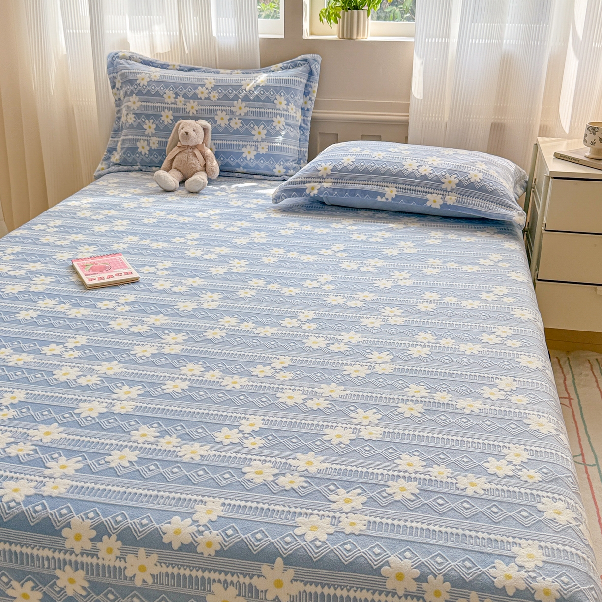 91家纺网 家纺一手货源 找家纺 娜娜 2025新款雕花牛奶绒烂花小翠菊单床笠系列 繁花-淡雅蓝