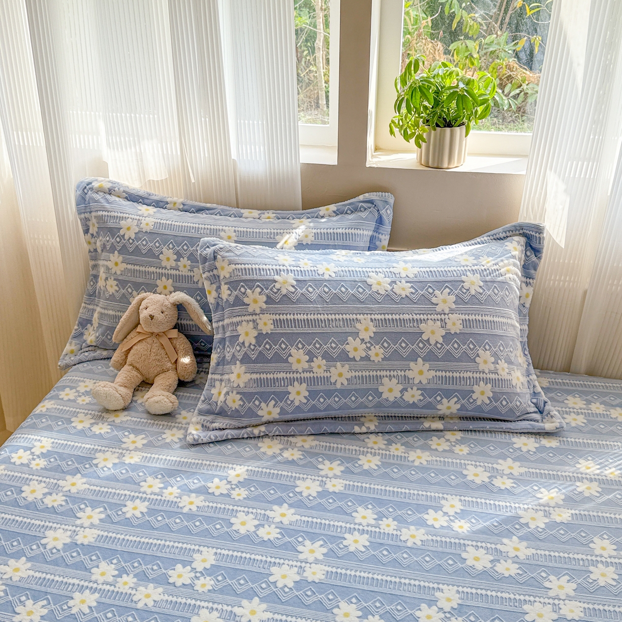 91家纺网 家纺一手货源 找家纺 娜娜 2025新款雕花牛奶绒烂花小翠菊单床笠系列 繁花-淡雅蓝