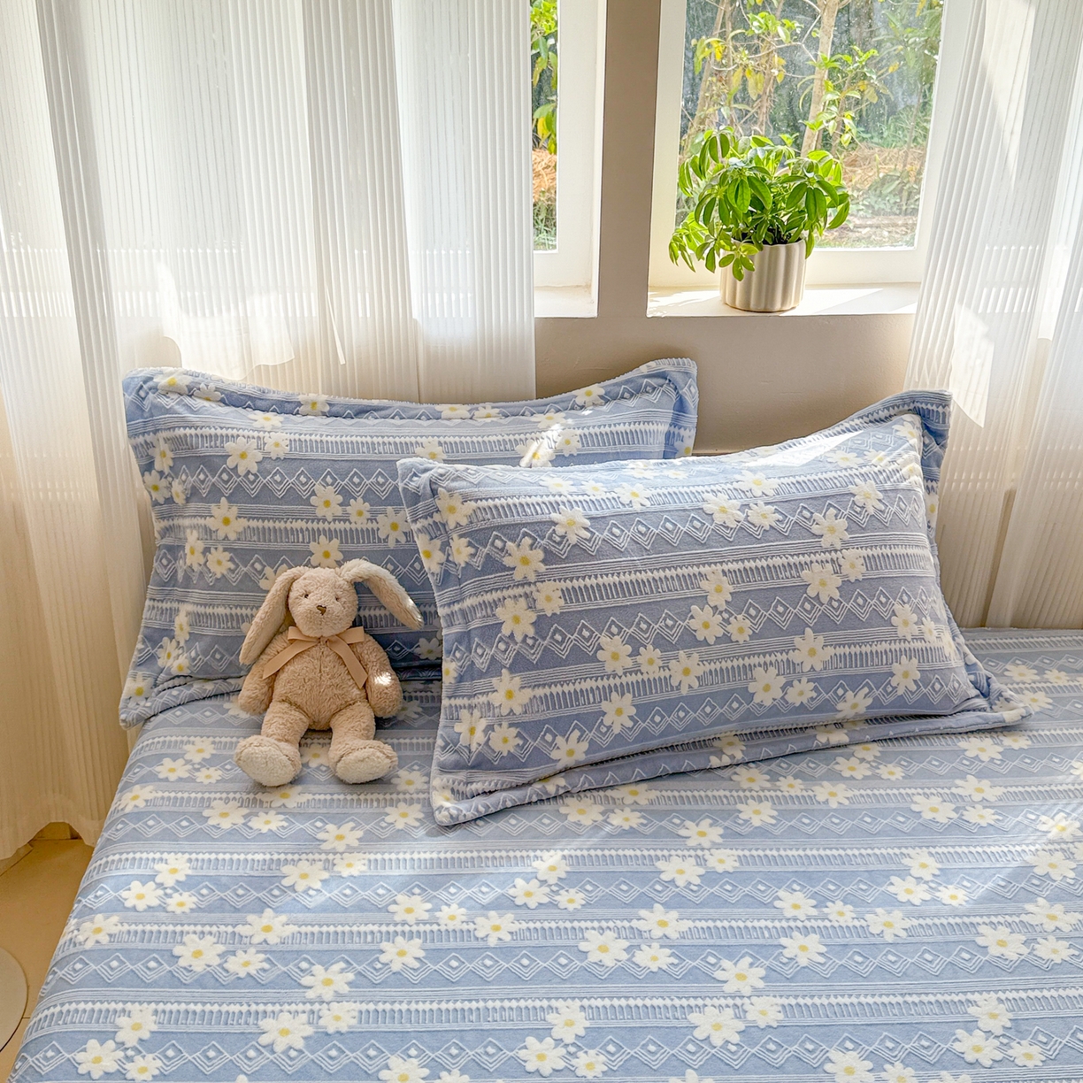 91家纺网 家纺一手货源 找家纺 娜娜 2025新款雕花牛奶绒烂花小翠菊单床笠系列 繁花-淡雅蓝