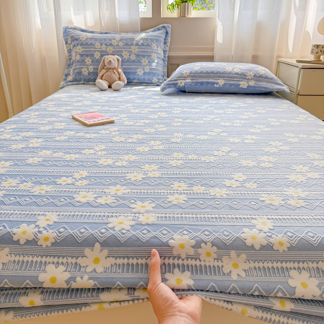 91家纺网 家纺一手货源 找家纺 娜娜 2025新款雕花牛奶绒烂花小翠菊单床笠系列 繁花-淡雅蓝