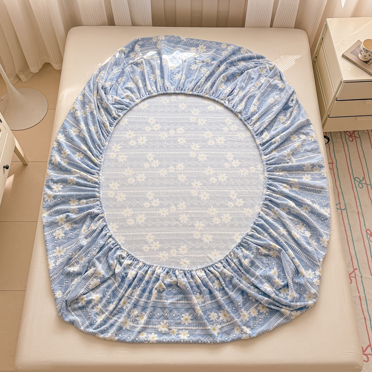 91家纺网 家纺一手货源 找家纺 娜娜 2025新款雕花牛奶绒烂花小翠菊单床笠系列 繁花-淡雅蓝