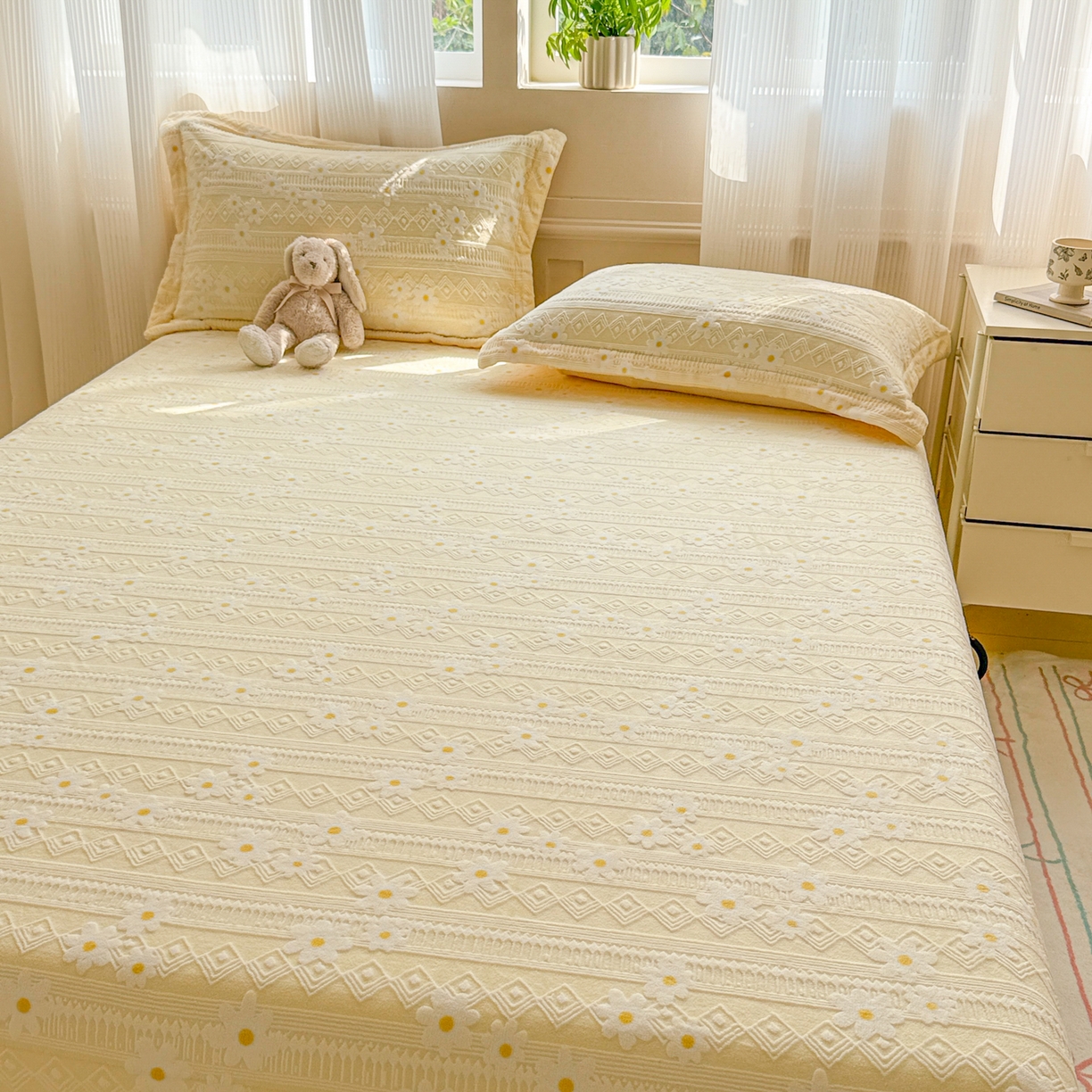 91家纺网 家纺一手货源 找家纺 娜娜 2025新款雕花牛奶绒烂花小翠菊单床笠系列 繁花-淡雅黄