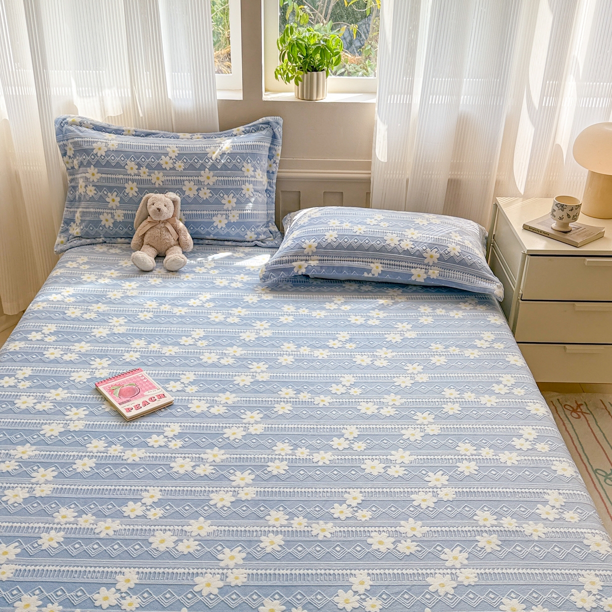 91家纺网 家纺一手货源 找家纺 娜娜 2025新款雕花牛奶绒烂花小翠菊单床笠系列 繁花-淡雅蓝