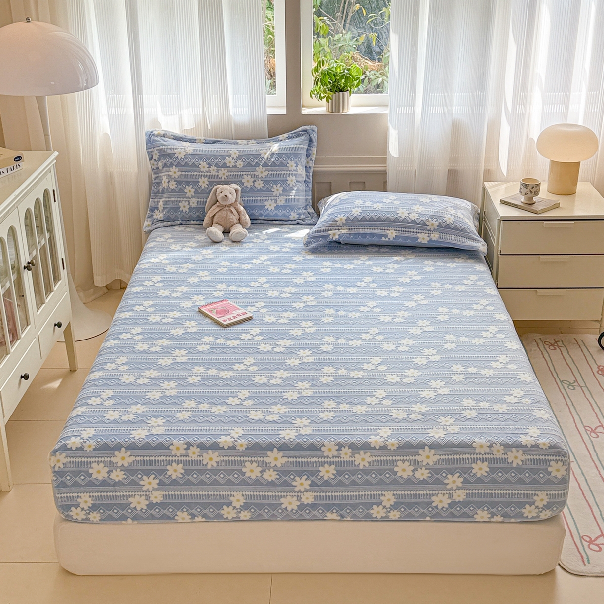 91家纺网 家纺一手货源 找家纺 娜娜 2025新款雕花牛奶绒烂花小翠菊单床笠系列 繁花-淡雅蓝