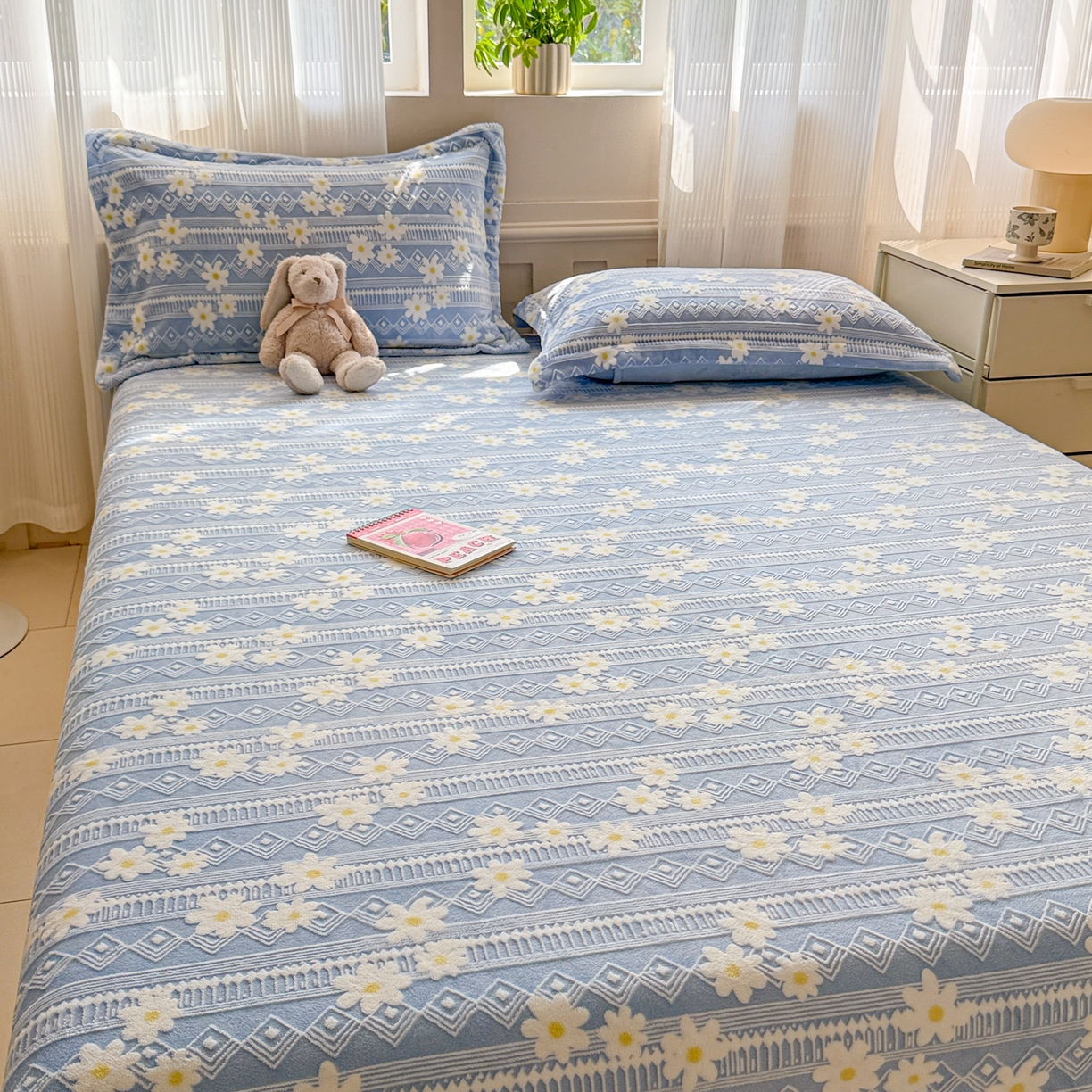 91家纺网 家纺一手货源 找家纺 娜娜 2025新款雕花牛奶绒烂花小翠菊单床笠系列 繁花-淡雅蓝