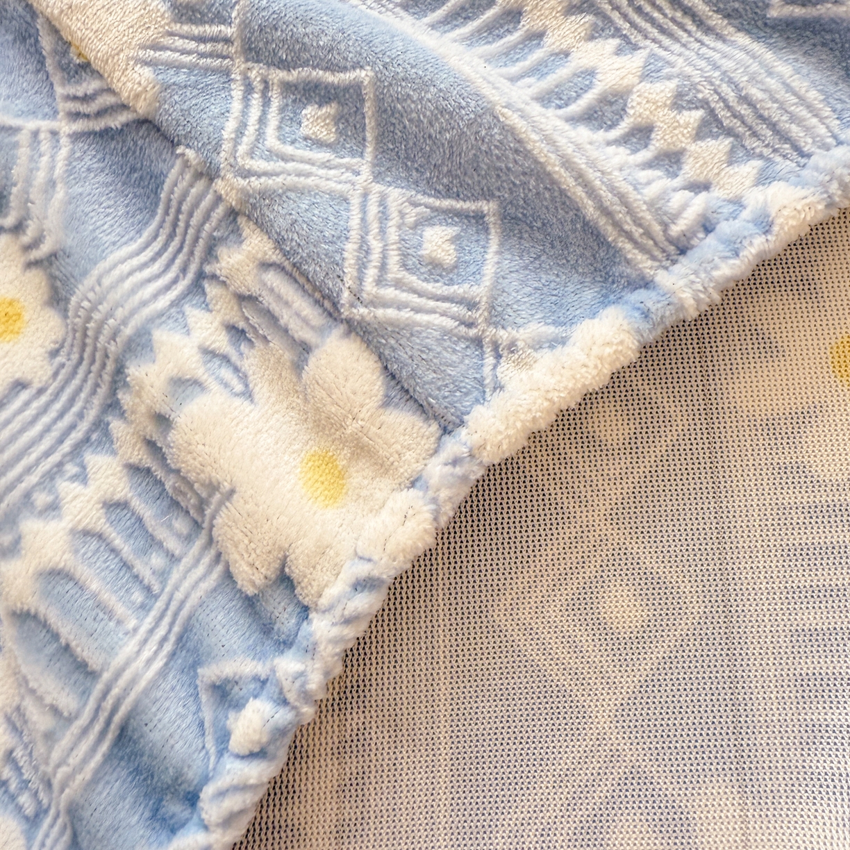 91家纺网 家纺一手货源 找家纺 娜娜 2025新款雕花牛奶绒烂花小翠菊单床笠系列 繁花-淡雅蓝