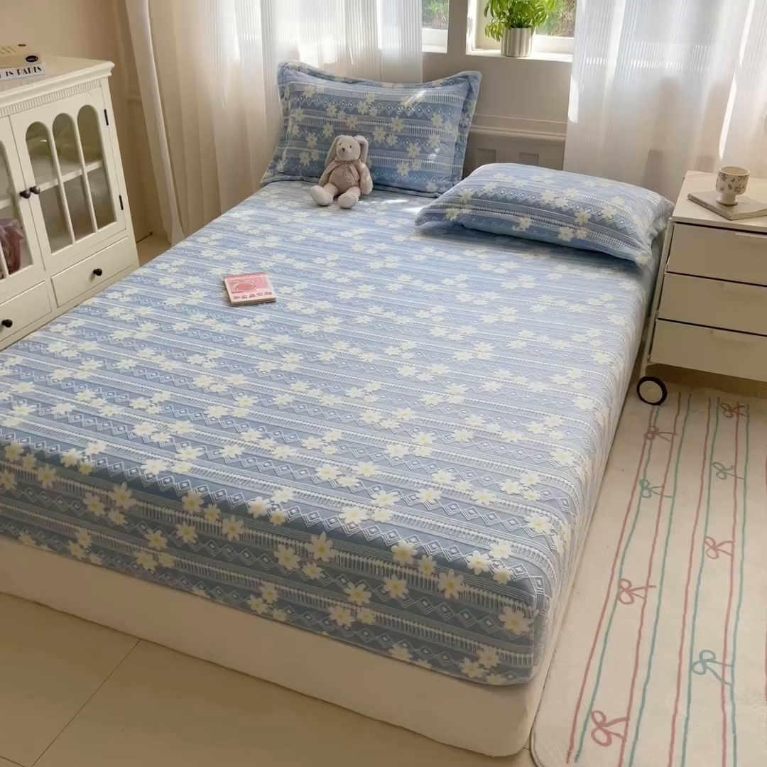 91家纺网 家纺一手货源 找家纺 娜娜 2025新款雕花牛奶绒烂花小翠菊单床笠系列 繁花-淡雅蓝