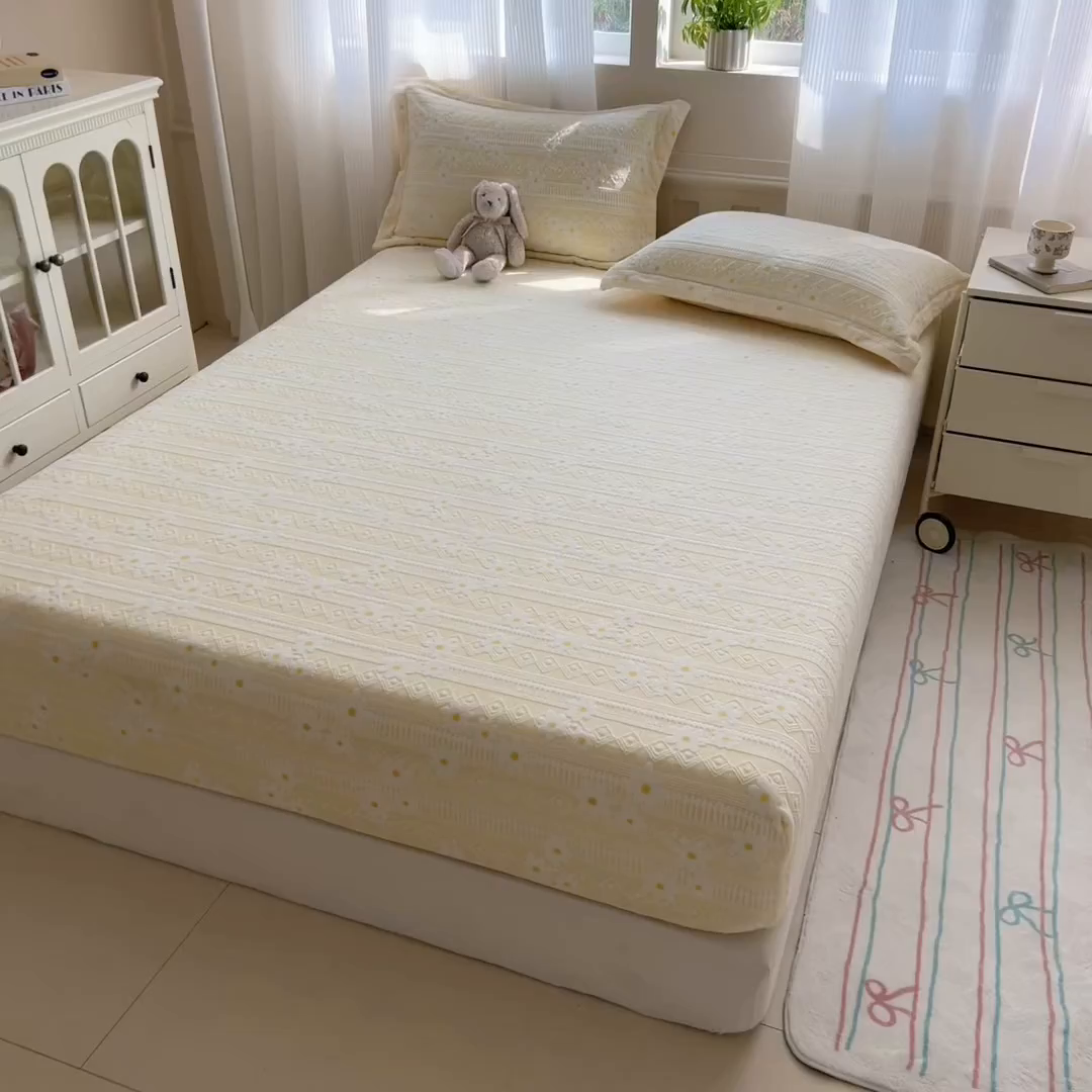 91家纺网 家纺一手货源 找家纺 娜娜 2025新款雕花牛奶绒烂花小翠菊单床笠系列 繁花-淡雅黄