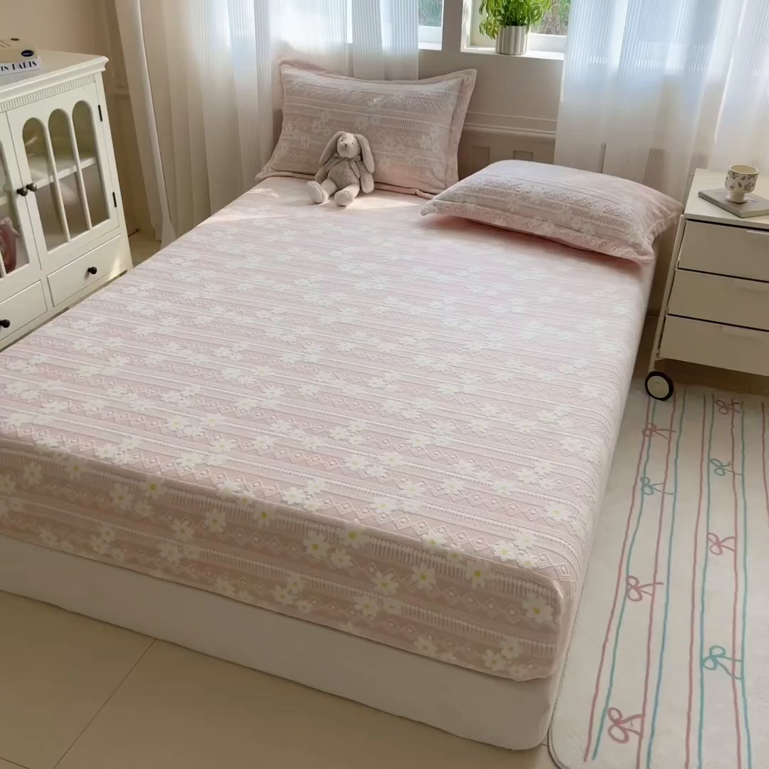 91家纺网 家纺一手货源 找家纺 娜娜 2025新款雕花牛奶绒烂花小翠菊单床笠系列 繁花-淡雅粉