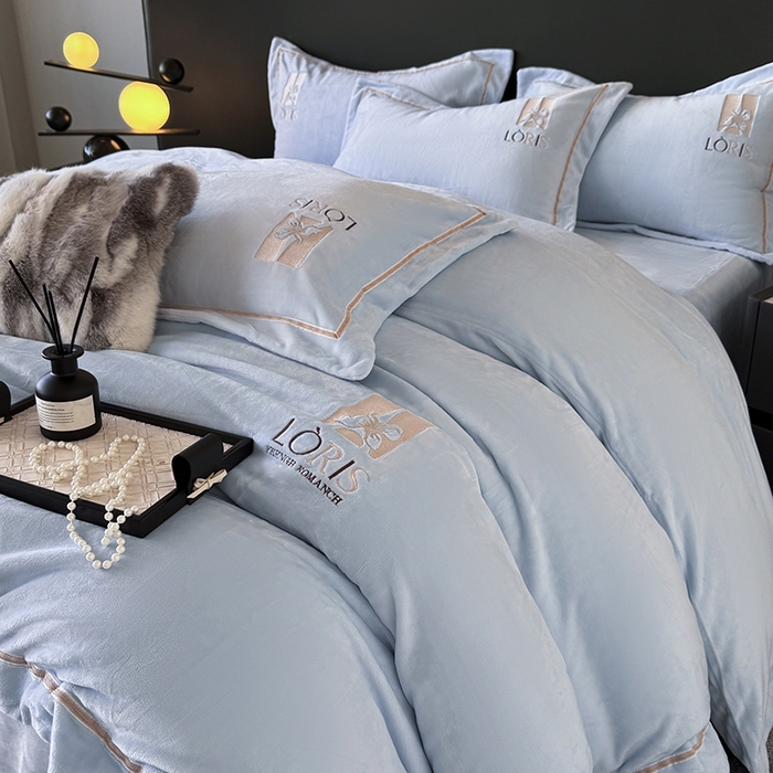 91家纺网 家纺一手货源 找家纺 （总）宅家居 2025新款秋冬轻奢小香风刺绣全消光A类高克重牛奶绒四件套-艾菲尔