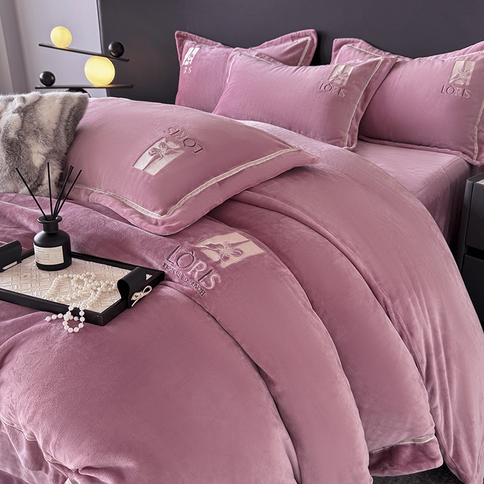 91家纺网 家纺一手货源 找家纺 （总）宅家居 2025新款秋冬轻奢小香风刺绣全消光A类高克重牛奶绒四件套-艾菲尔