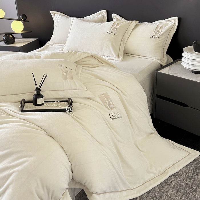 91家纺网 家纺一手货源 找家纺 （总）宅家居 2025新款秋冬轻奢小香风刺绣全消光A类高克重牛奶绒四件套-艾菲尔