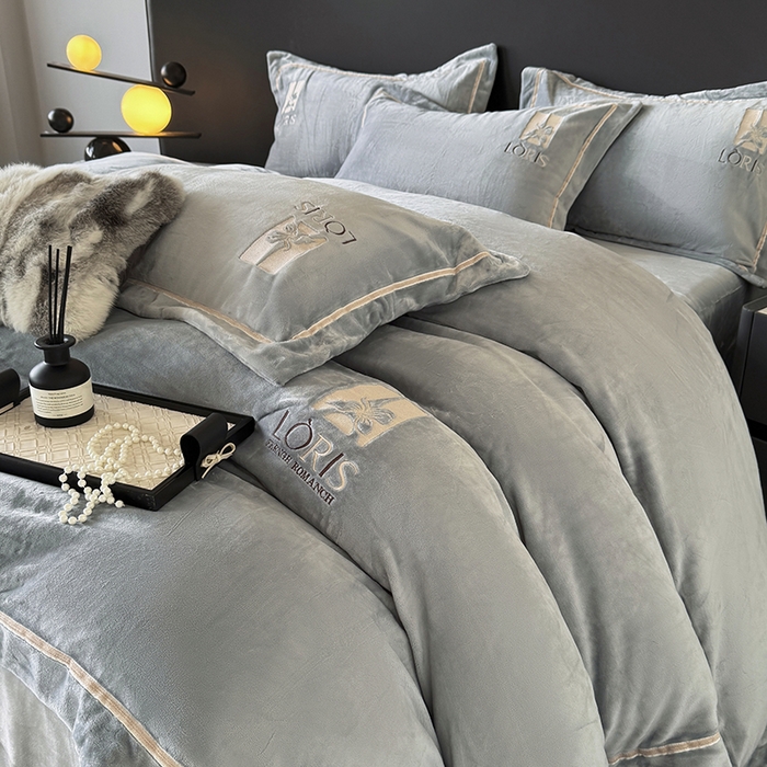 91家纺网 家纺一手货源 找家纺 （总）宅家居 2025新款秋冬轻奢小香风刺绣全消光A类高克重牛奶绒四件套-艾菲尔