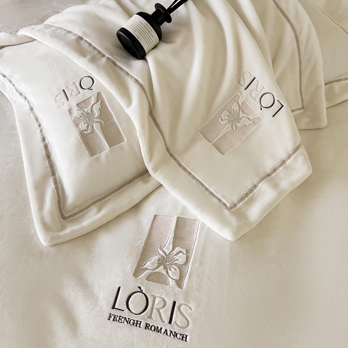 91家纺网 家纺一手货源 找家纺 （总）宅家居 2025新款秋冬轻奢小香风刺绣全消光A类高克重牛奶绒四件套-艾菲尔