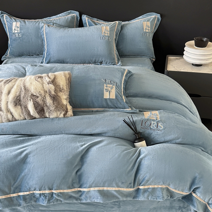 91家纺网 家纺一手货源 找家纺 宅家居 2025新款秋冬轻奢小香风刺绣全消光A类高克重牛奶绒四件套-艾菲尔 艾菲尔-雾蓝