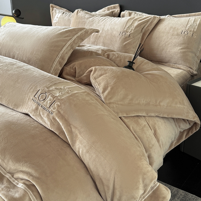 91家纺网 家纺一手货源 找家纺 宅家居 2025新款秋冬轻奢小香风刺绣全消光A类高克重牛奶绒四件套-艾菲尔 艾菲尔-卡其