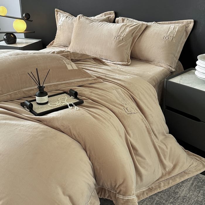 91家纺网 家纺一手货源 找家纺 宅家居 2025新款秋冬轻奢小香风刺绣全消光A类高克重牛奶绒四件套-艾菲尔 艾菲尔-卡其