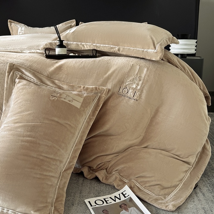 91家纺网 家纺一手货源 找家纺 宅家居 2025新款秋冬轻奢小香风刺绣全消光A类高克重牛奶绒四件套-艾菲尔 艾菲尔-卡其