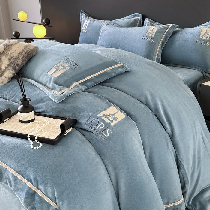 宅家居 2025新款秋冬轻奢小香风刺绣全消光A类高克重牛奶绒四件套-艾菲尔 艾菲尔-雾蓝