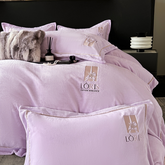 91家纺网 家纺一手货源 找家纺 宅家居 2025新款秋冬轻奢小香风刺绣全消光A类高克重牛奶绒四件套-艾菲尔 艾菲尔-浅紫