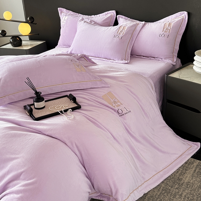 91家纺网 家纺一手货源 找家纺 宅家居 2025新款秋冬轻奢小香风刺绣全消光A类高克重牛奶绒四件套-艾菲尔 艾菲尔-浅紫