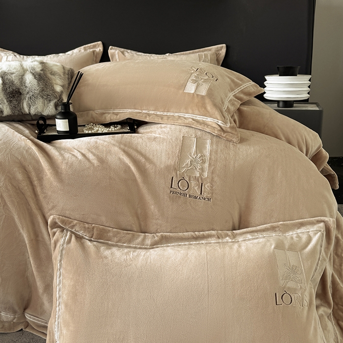 91家纺网 家纺一手货源 找家纺 宅家居 2025新款秋冬轻奢小香风刺绣全消光A类高克重牛奶绒四件套-艾菲尔 艾菲尔-卡其