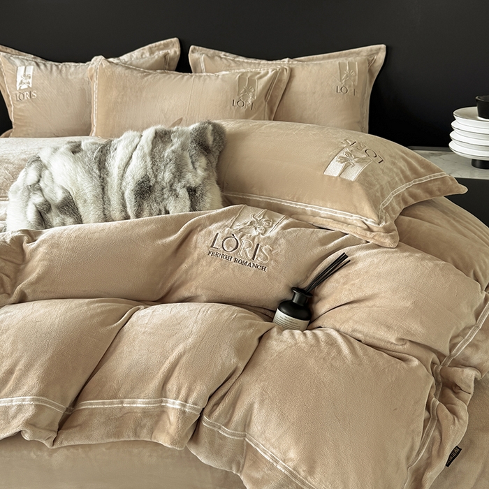 91家纺网 家纺一手货源 找家纺 宅家居 2025新款秋冬轻奢小香风刺绣全消光A类高克重牛奶绒四件套-艾菲尔 艾菲尔-卡其